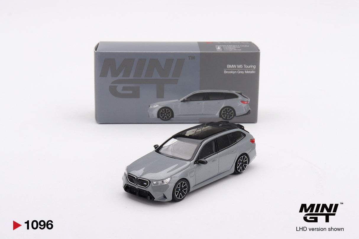 Preorder 17.08.26 BMW M5 Touring Brooklyn Grey Metallic MGT01096