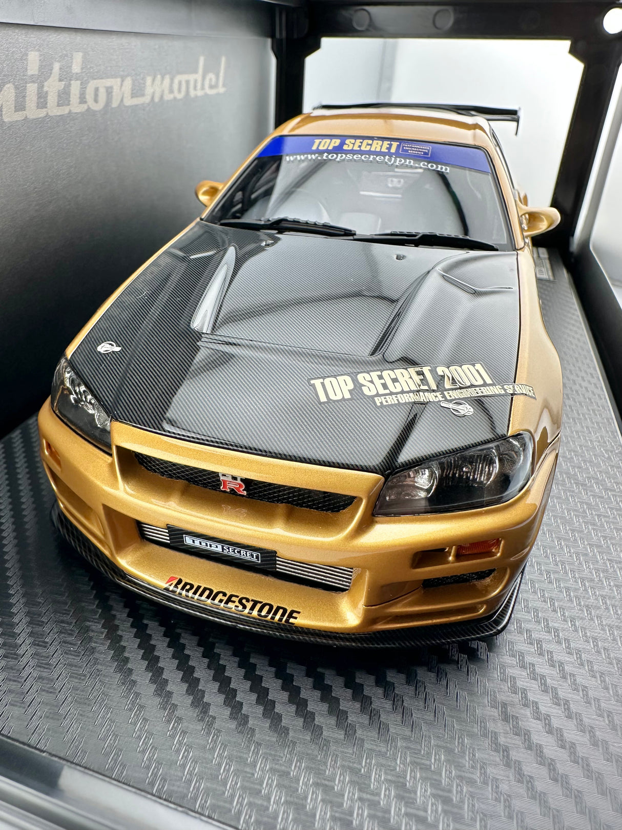 TOP SECRET Nissan Skyline GTR-R34 Gold 1:18 IG3847